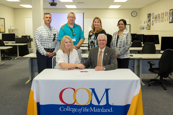 COM and Galveston ISD Sign Articulation Agreement