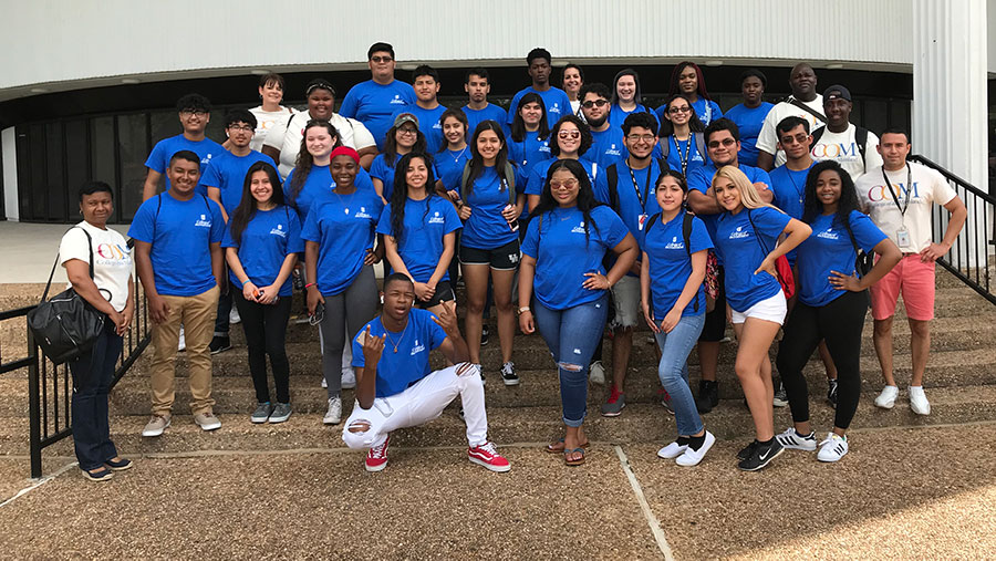 Large group of COM Students at 2018 Summer Bridge